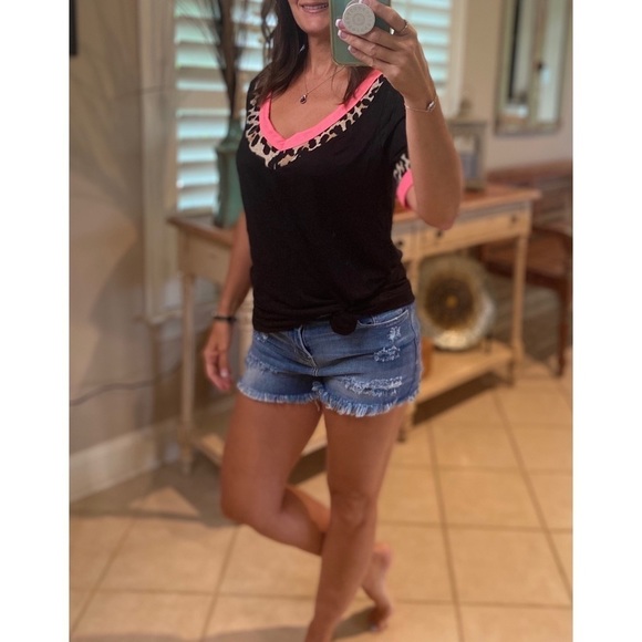 Contrast Leopard & Neon Pink Trim V-Neck Blk 3120 - Picture 1 of 3